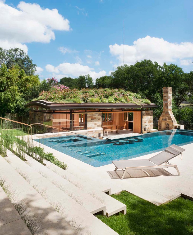 На фото: спортивный, угловой бассейн на заднем дворе в стиле ретро с домиком у бассейна