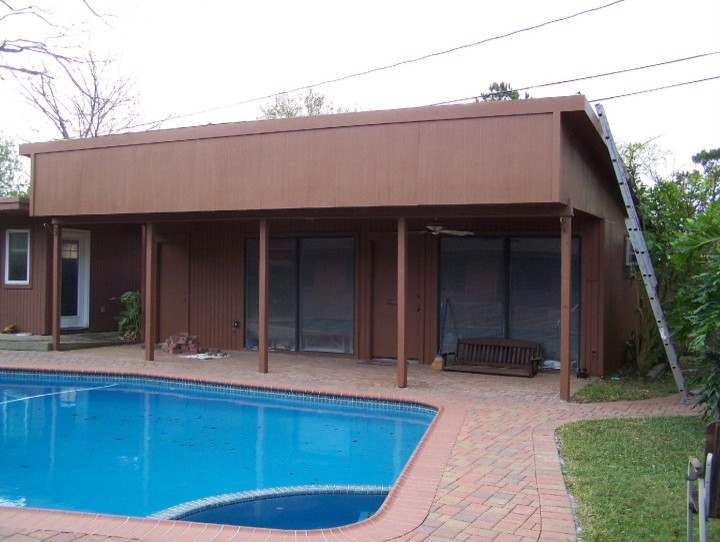 Idee per una piscina rettangolare dietro casa con pavimentazioni in mattoni