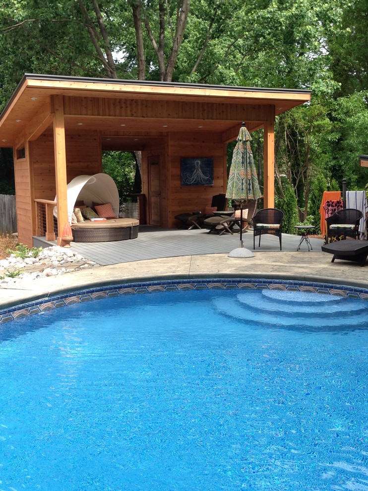 Идея дизайна: круглый бассейн на заднем дворе в современном стиле с домиком у бассейна и мощением тротуарной плиткой