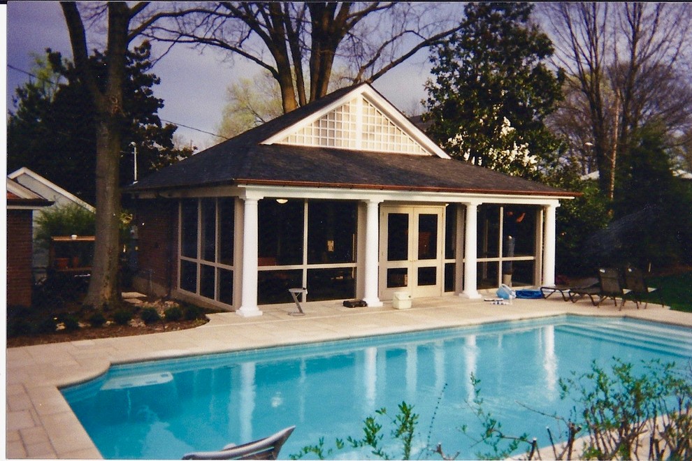 Foto de casa de la piscina y piscina alargada clásica grande rectangular en patio trasero con suelo de baldosas