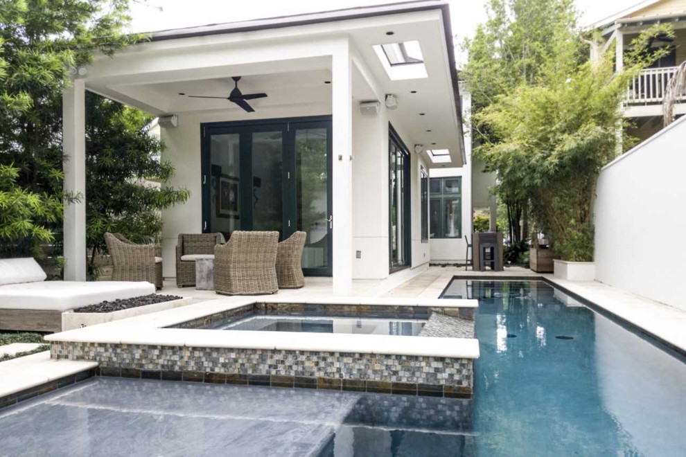 Mittelgroßer, Gefliester Moderner Pool hinter dem Haus in individueller Form in New Orleans