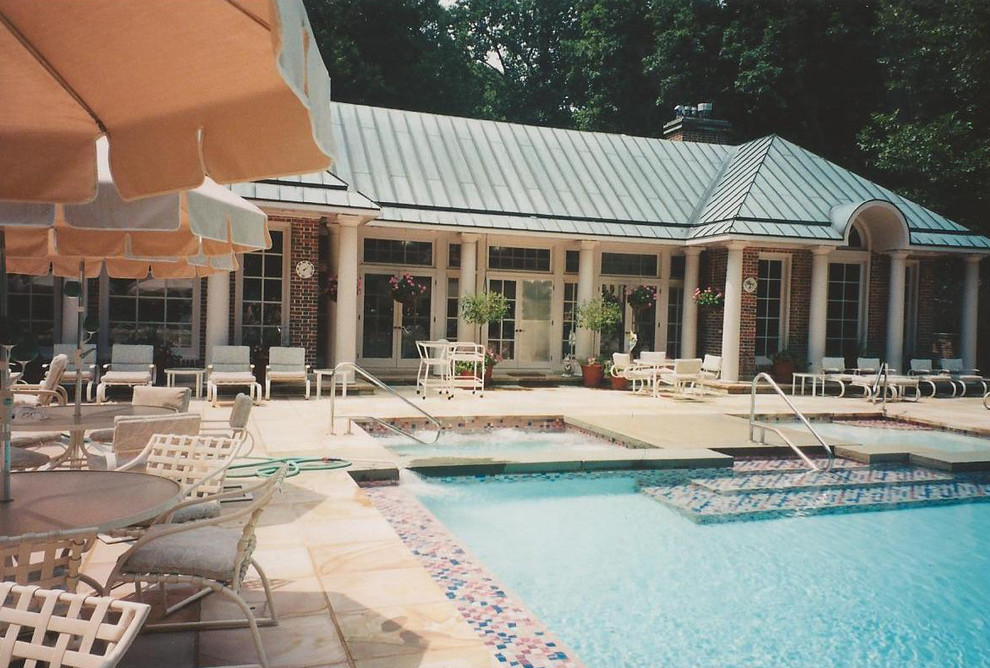 Großer Klassischer Pool neben dem Haus in individueller Form mit Natursteinplatten in Washington, D.C.