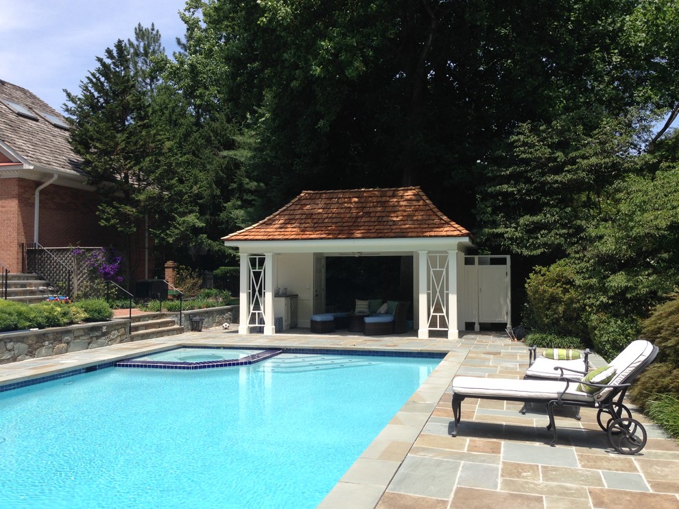 Aménagement d'une piscine arrière contemporaine de taille moyenne et rectangle avec des pavés en pierre naturelle et un bain bouillonnant.
