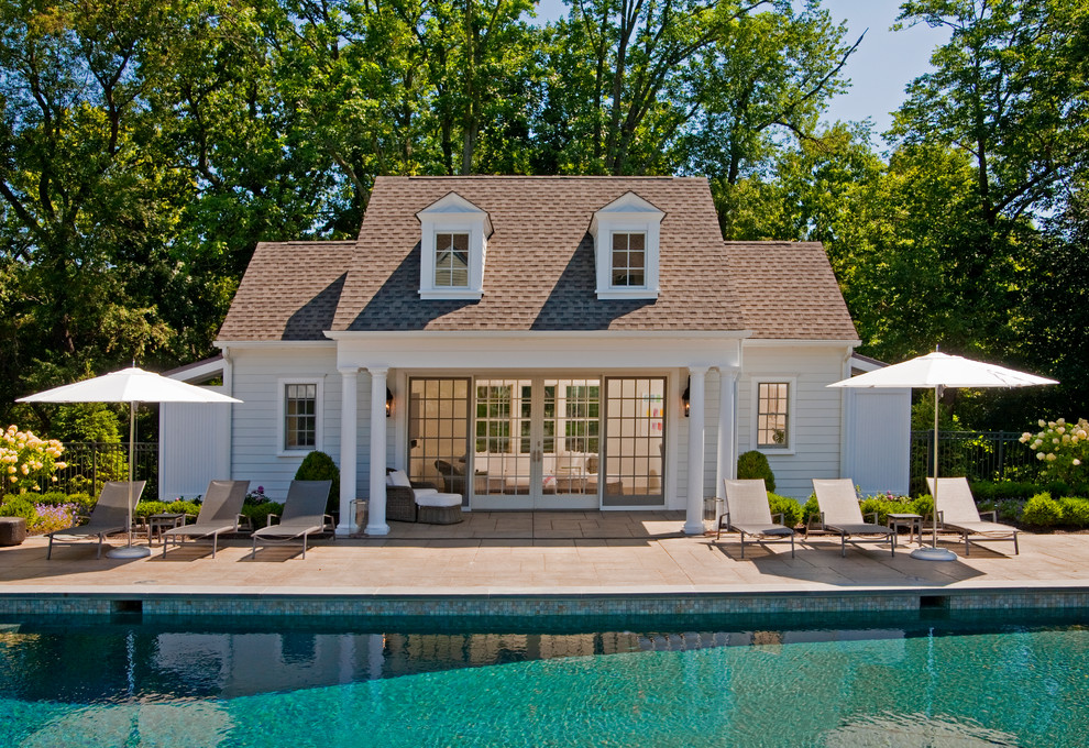 Идея дизайна: прямоугольный бассейн на заднем дворе в морском стиле с домиком у бассейна