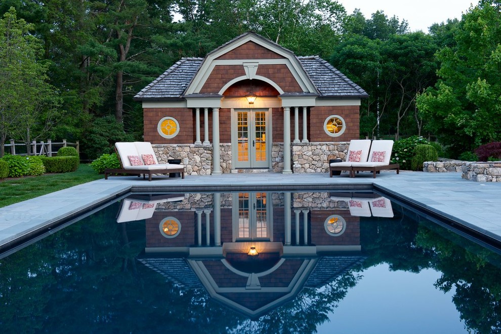 Idee per una grande piscina classica rettangolare dietro casa con una dépendance a bordo piscina e pavimentazioni in cemento