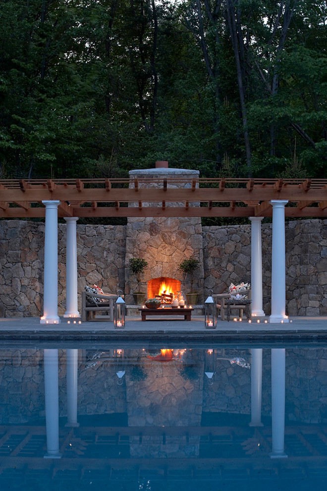 Пример оригинального дизайна: большой прямоугольный бассейн на заднем дворе в классическом стиле с джакузи и покрытием из плитки