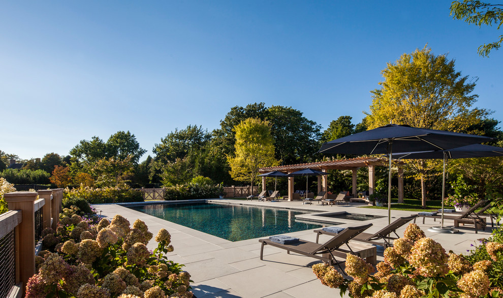 Immagine di una piscina monocorsia chic rettangolare dietro casa e di medie dimensioni con una dépendance a bordo piscina e pavimentazioni in pietra naturale