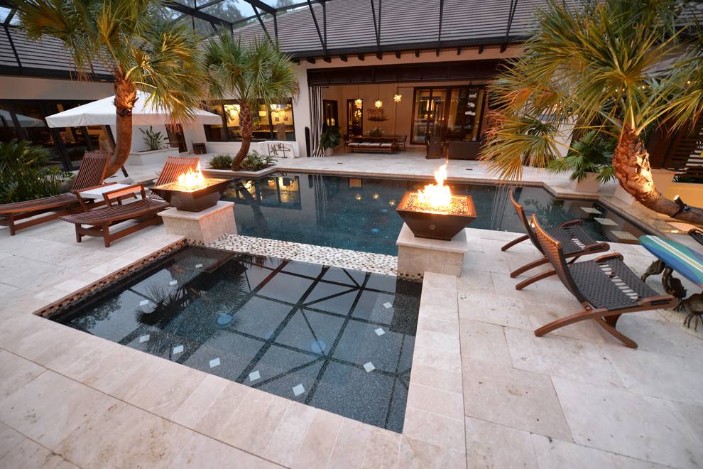 Großer Uriger Pool hinter dem Haus in individueller Form mit Natursteinplatten in Orlando