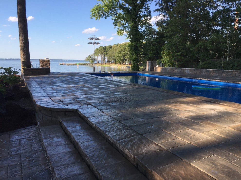 Großer Klassischer Schwimmteich hinter dem Haus in rechteckiger Form mit Stempelbeton in Cincinnati
