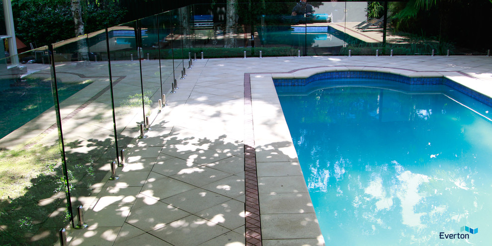 Idées déco pour une piscine arrière contemporaine sur mesure avec des pavés en pierre naturelle.