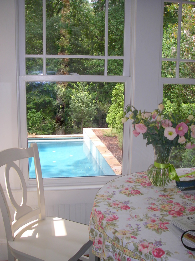 Immagine di una piscina monocorsia classica rettangolare di medie dimensioni e dietro casa con lastre di cemento e una vasca idromassaggio