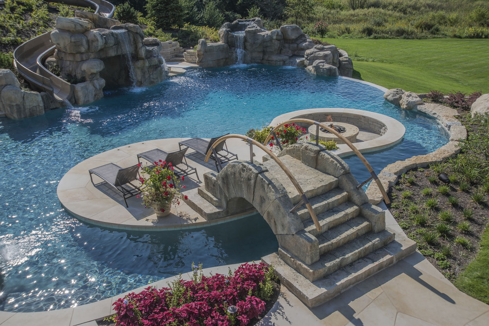 Foto de piscina con fuente infinita extra grande a medida en patio trasero con adoquines de piedra natural