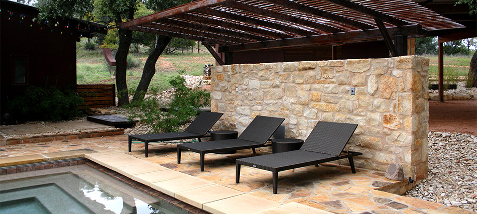 Свежая идея для дизайна: прямоугольный бассейн в стиле модернизм с покрытием из каменной брусчатки - отличное фото интерьера