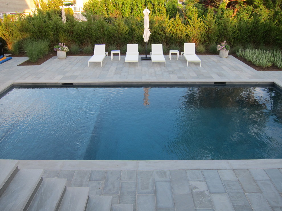 Foto di una piscina etnica rettangolare di medie dimensioni e dietro casa con pavimentazioni in pietra naturale