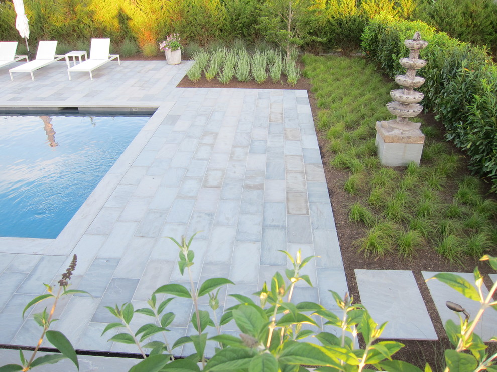Стильный дизайн: прямоугольный бассейн среднего размера на заднем дворе в восточном стиле с покрытием из каменной брусчатки - последний тренд