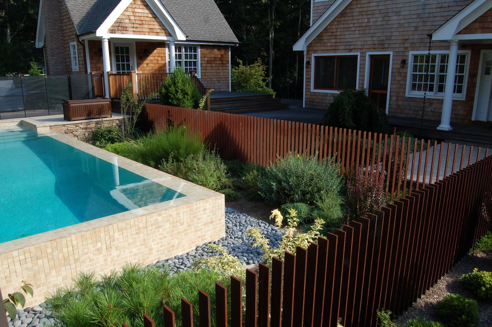 Foto de casa de la piscina y piscina infinita de tamaño medio rectangular en patio trasero