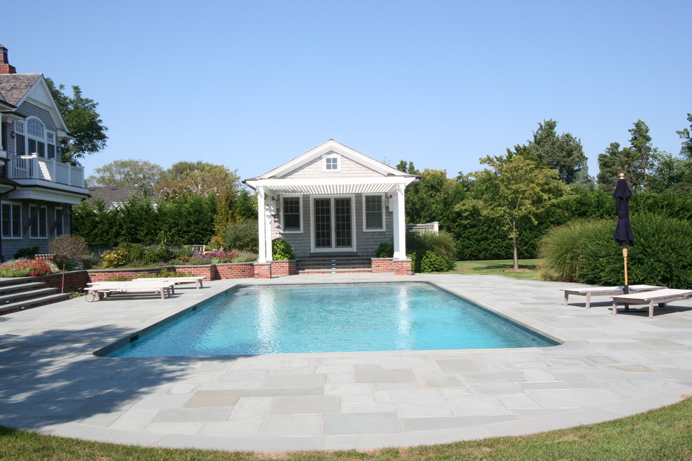 Свежая идея для дизайна: прямоугольный бассейн среднего размера на заднем дворе в классическом стиле с домиком у бассейна и покрытием из каменной брусчатки - отличное фото интерьера