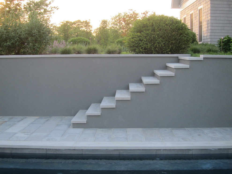 Стильный дизайн: прямоугольный бассейн среднего размера на заднем дворе в восточном стиле с покрытием из каменной брусчатки - последний тренд