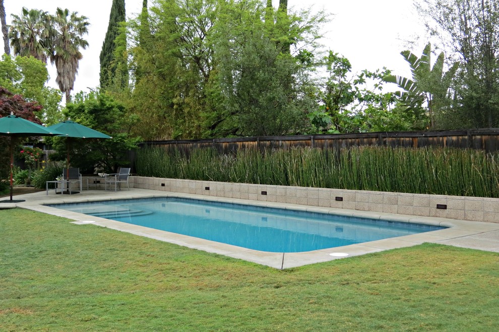 Example of a mid-century modern pool design in Orange County