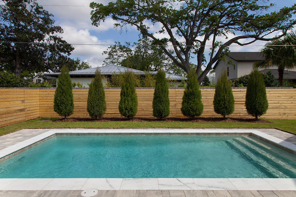 Свежая идея для дизайна: спортивный, прямоугольный бассейн среднего размера на заднем дворе в стиле неоклассика (современная классика) с мощением клинкерной брусчаткой - отличное фото интерьера