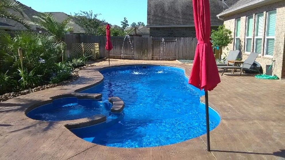 Свежая идея для дизайна: бассейн среднего размера на заднем дворе в современном стиле с настилом - отличное фото интерьера