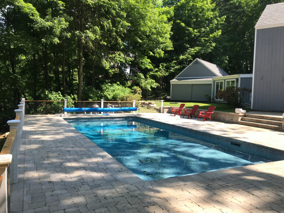 Immagine di una piccola piscina stile shabby rettangolare dietro casa con pavimentazioni in cemento