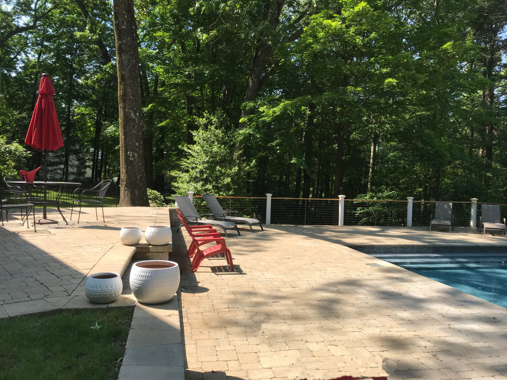Imagen de piscina romántica pequeña rectangular en patio trasero con adoquines de hormigón