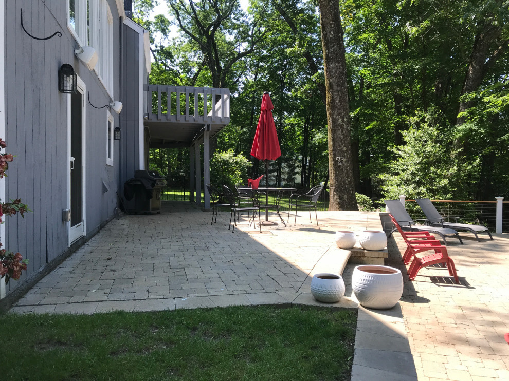 Esempio di un piccolo patio o portico stile shabby dietro casa con pavimentazioni in cemento