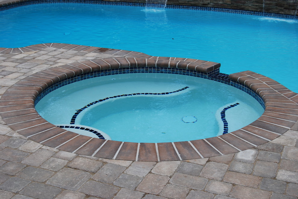 Стильный дизайн: бассейн в классическом стиле с фонтаном - последний тренд