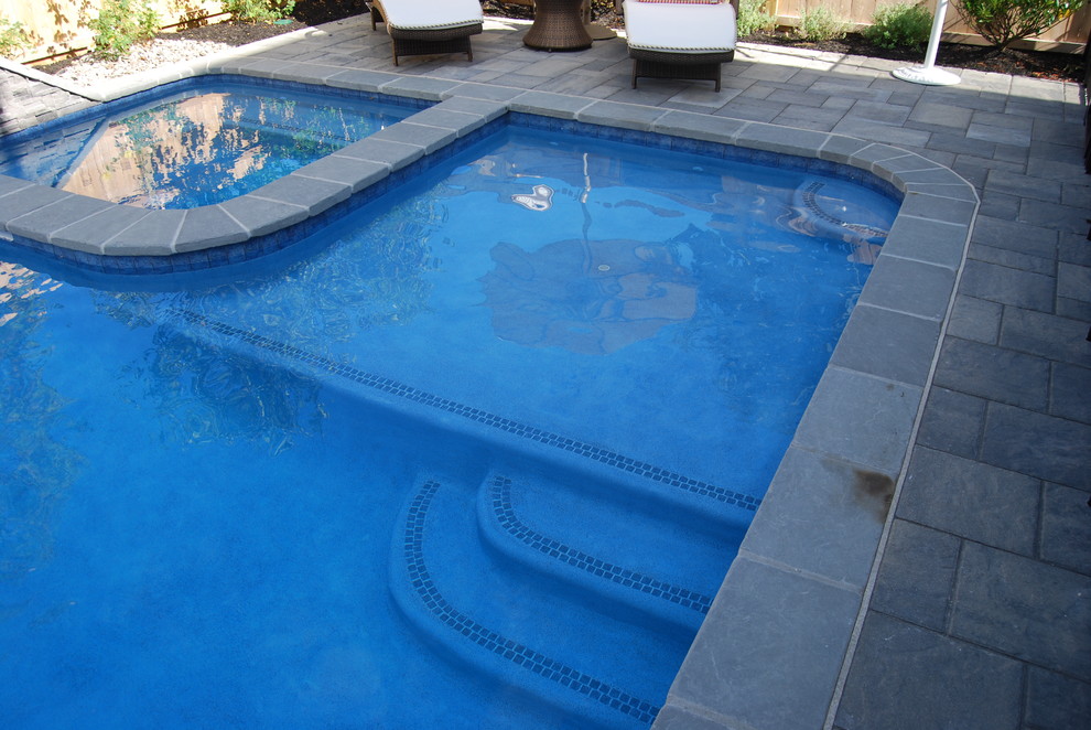 Réalisation d'une piscine minimaliste avec un point d'eau.