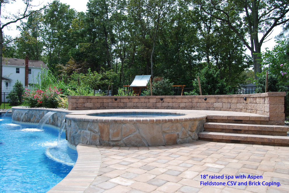 Стильный дизайн: бассейн в современном стиле с фонтаном - последний тренд