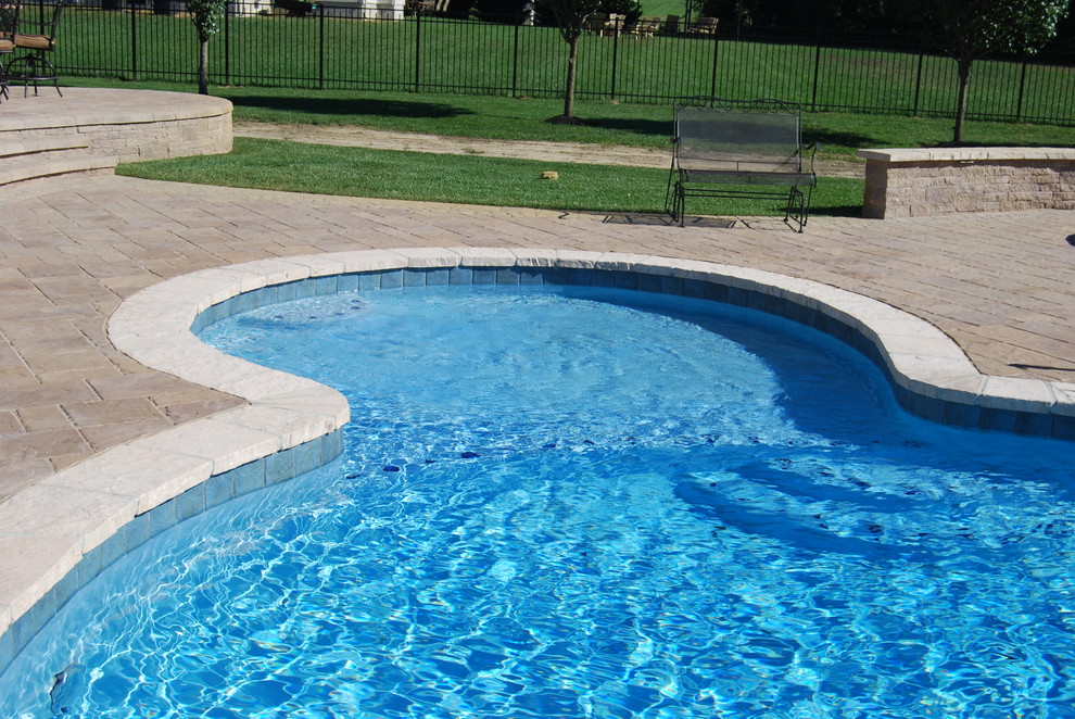 Cette photo montre une piscine moderne avec un point d'eau.