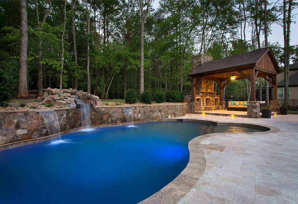 Foto di una piscina classica personalizzata dietro casa con pavimentazioni in pietra naturale