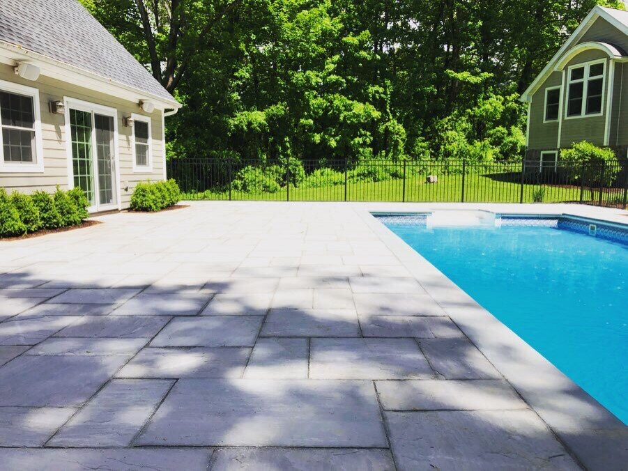 На фото: естественный, прямоугольный ландшафтный бассейн на заднем дворе в современном стиле с покрытием из каменной брусчатки с