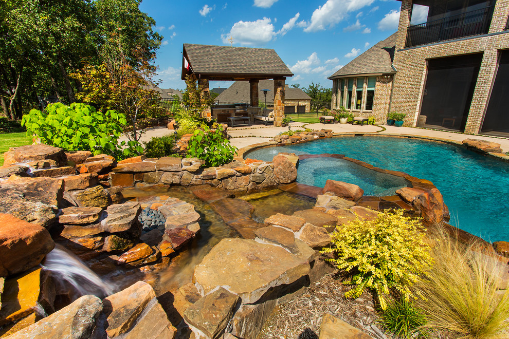 Стильный дизайн: естественный бассейн среднего размера, произвольной формы на заднем дворе в стиле рустика с джакузи - последний тренд