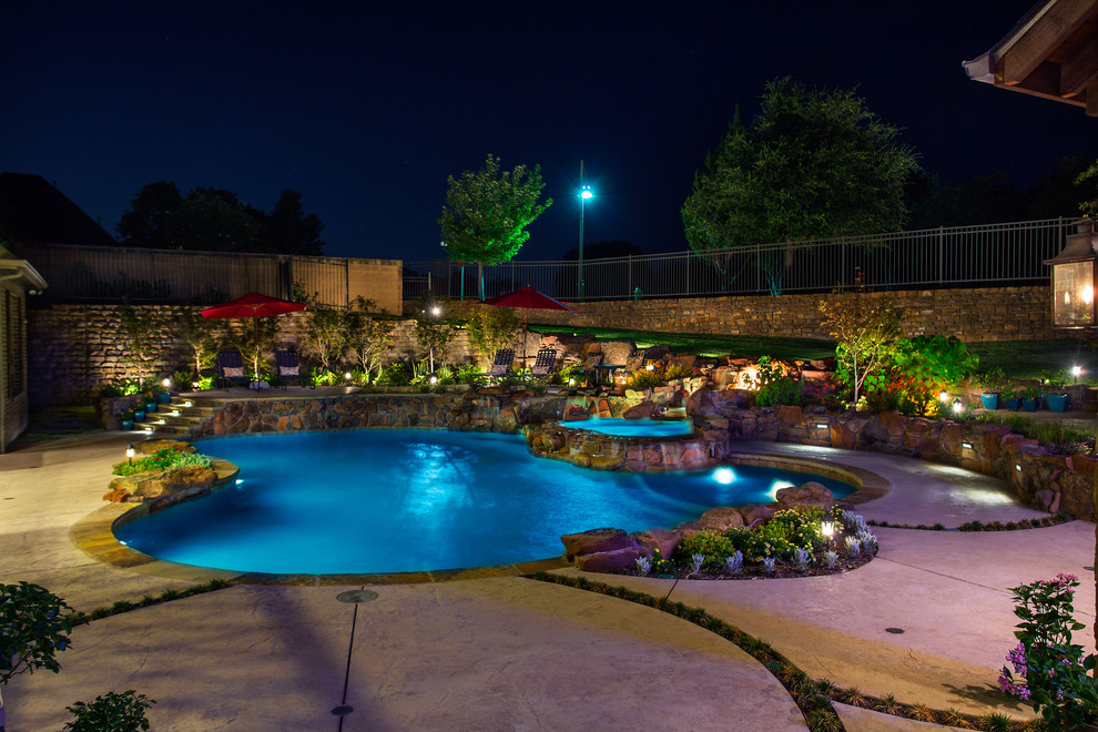 Immagine di una piscina naturale rustica personalizzata di medie dimensioni e dietro casa con una vasca idromassaggio