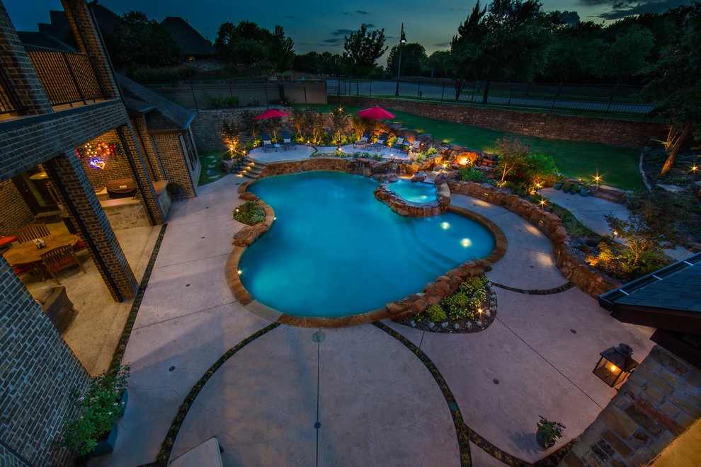 Idee per una piscina naturale stile rurale personalizzata di medie dimensioni e dietro casa con una vasca idromassaggio