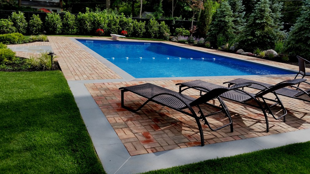Idee per una grande piscina monocorsia chic personalizzata dietro casa con pavimentazioni in pietra naturale