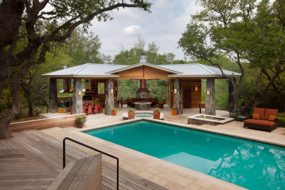 Imagen de casa de la piscina y piscina clásica renovada extra grande rectangular en patio trasero con adoquines de hormigón