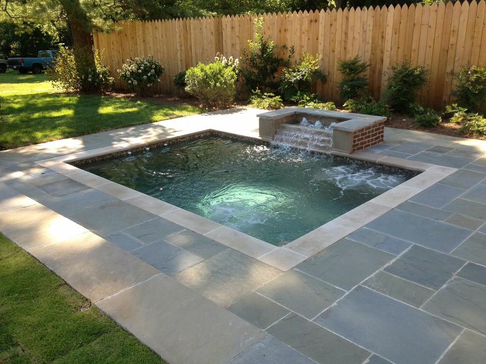 На фото: прямоугольный бассейн среднего размера на заднем дворе в классическом стиле с покрытием из каменной брусчатки и джакузи с