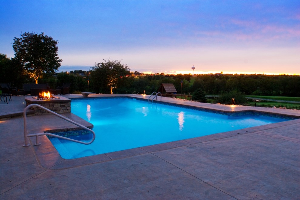 Großer Klassischer Pool hinter dem Haus in rechteckiger Form mit Betonboden und Wasserspiel in Omaha