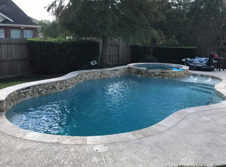 Mittelgroßer Rustikaler Schwimmteich hinter dem Haus in individueller Form mit Betonplatten in Houston
