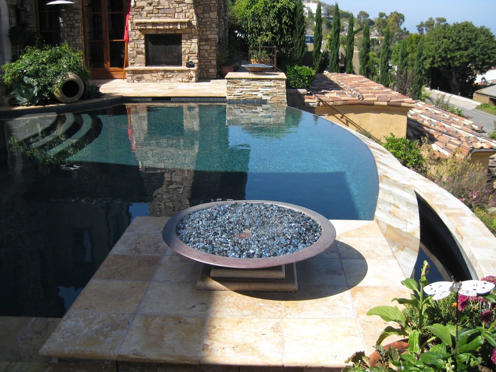 This is an example of a contemporary swimming pool in San Diego.
