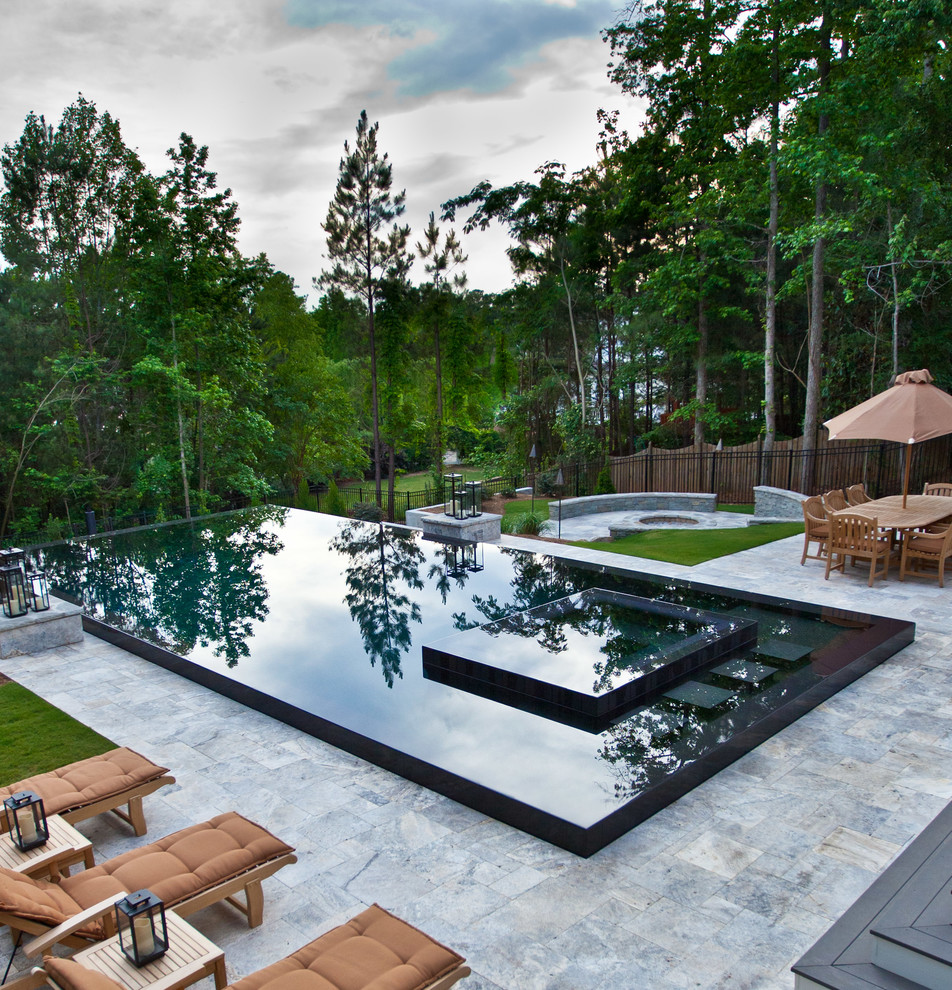 На фото: большой прямоугольный бассейн-инфинити на заднем дворе в современном стиле с джакузи и покрытием из плитки