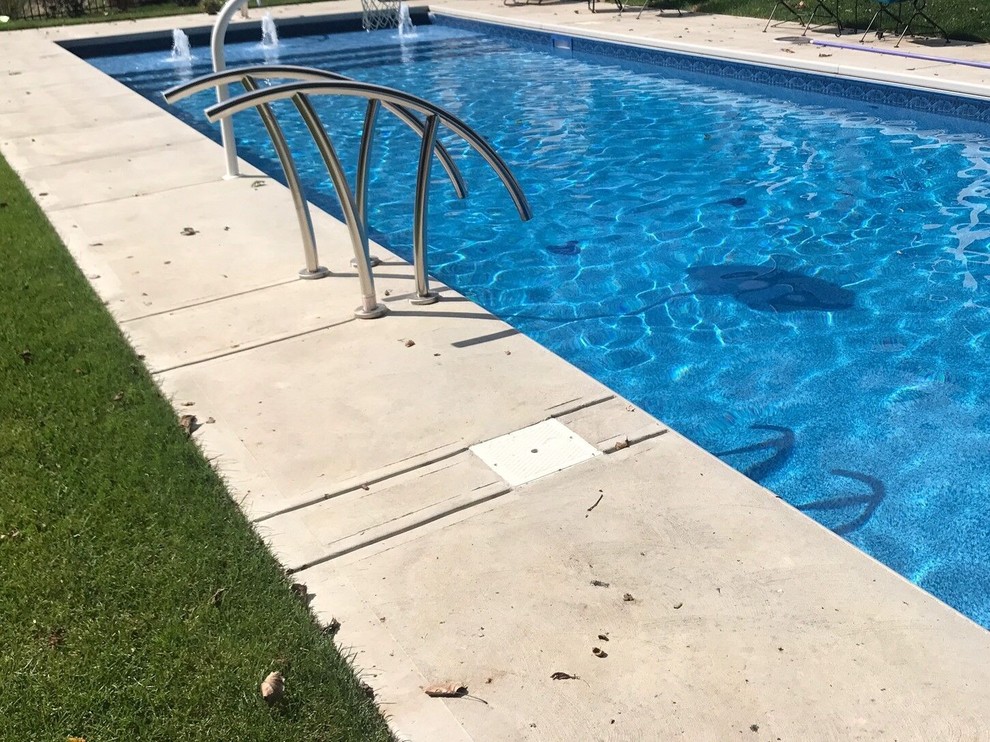 Aménagement d'un couloir de nage arrière moderne de taille moyenne et rectangle avec un point d'eau et du béton estampé.