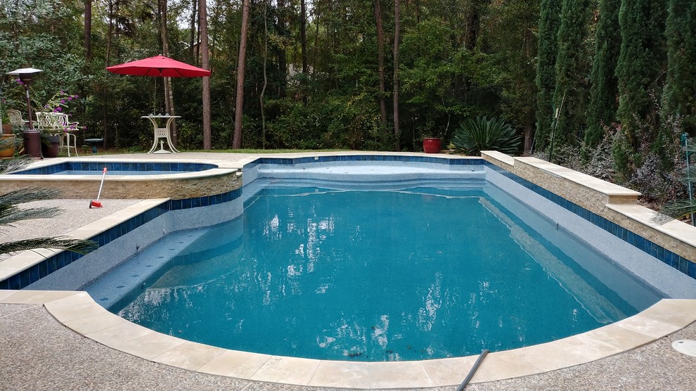 Ejemplo de piscinas y jacuzzis naturales mediterráneos de tamaño medio rectangulares en patio trasero con losas de hormigón