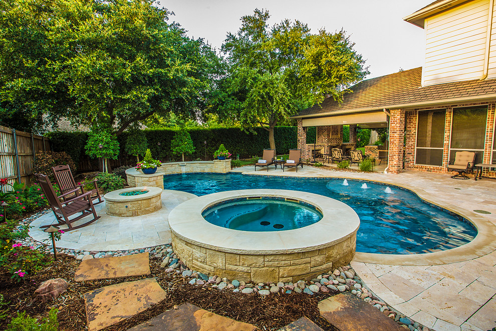 Modelo de piscina con fuente clásica pequeña a medida en patio trasero con adoquines de piedra natural