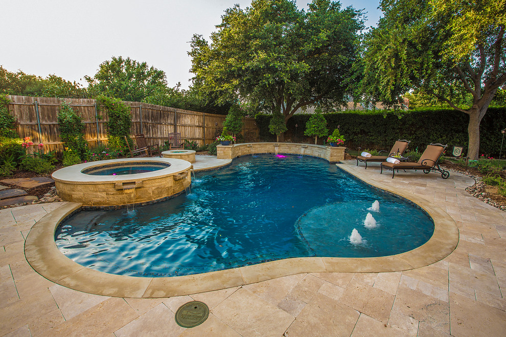 Idee per una piscina tradizionale personalizzata di medie dimensioni e dietro casa con pavimentazioni in pietra naturale