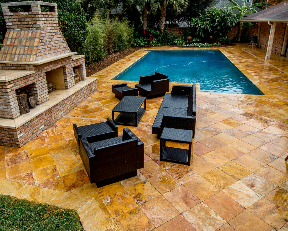 Идея дизайна: прямоугольный бассейн среднего размера на заднем дворе в средиземноморском стиле с покрытием из плитки