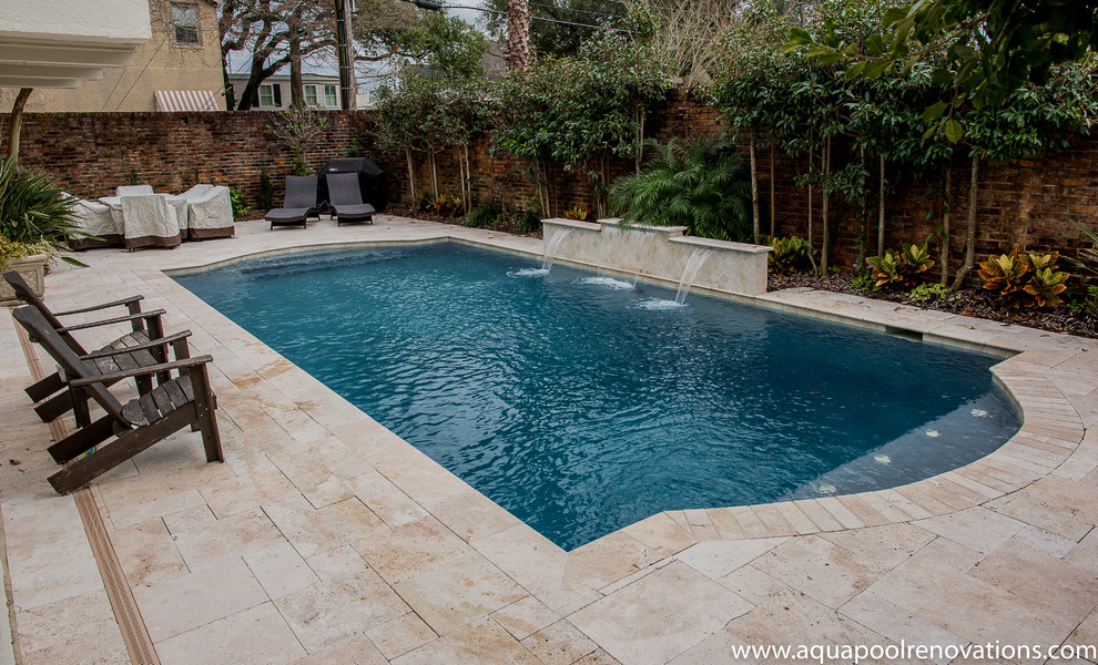 Ispirazione per una piscina tradizionale rettangolare di medie dimensioni e dietro casa con fontane e piastrelle